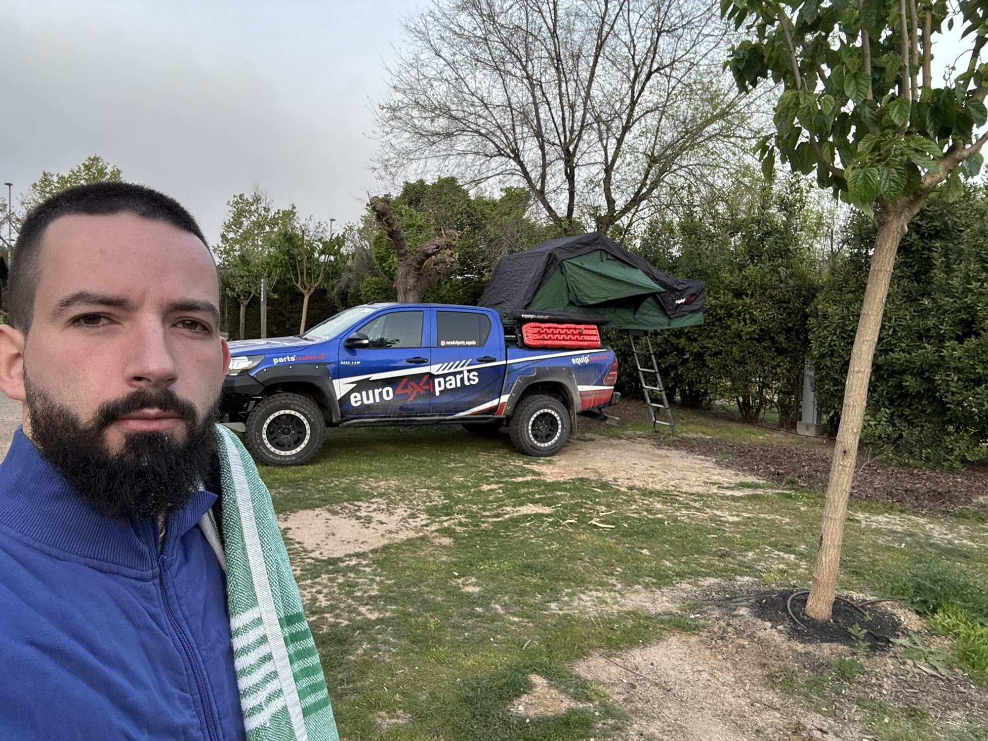 Andrés junto a la Hilux de Euro4x4parts con tienda de techo
