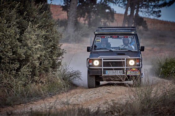 El Pajero de frente entre pinos