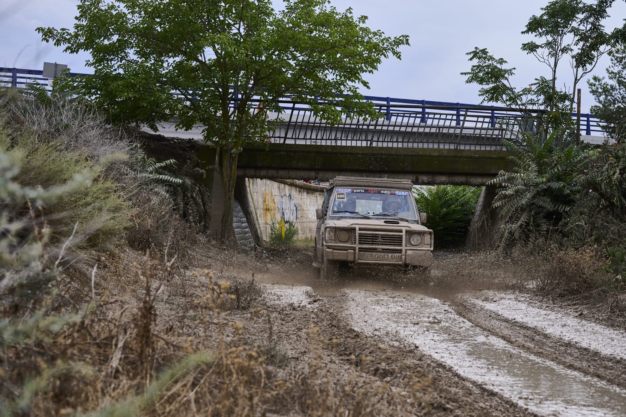 El Pajero saliendo del barro bajo un puente en el Cierzo