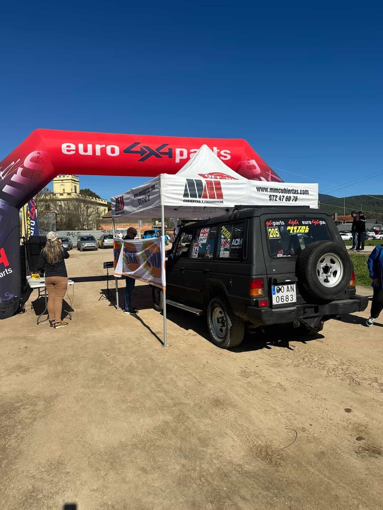 El Pajero bajo el arco de Euro4x4parts