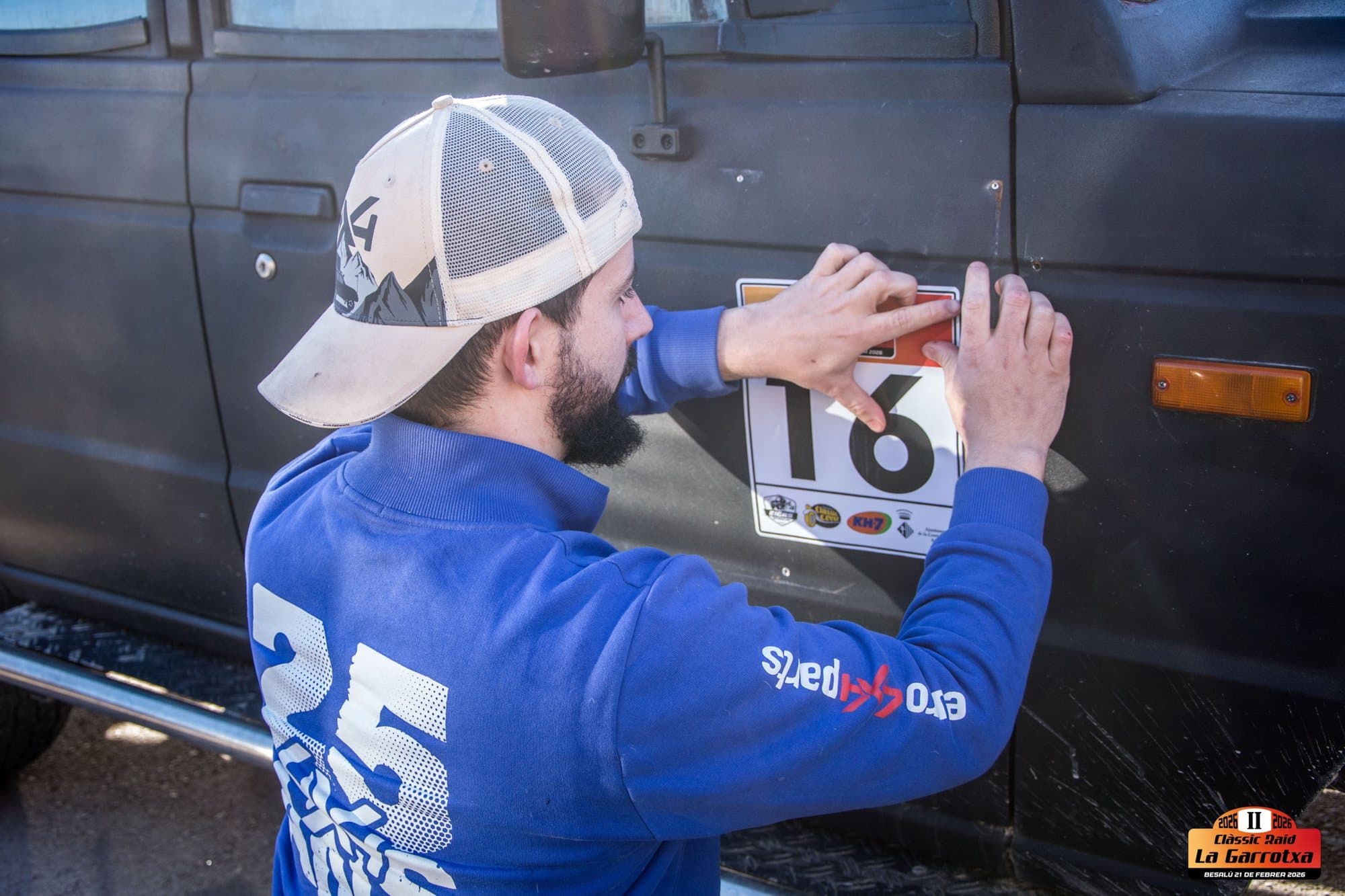 Andrés Cubero pegando el dorsal 16 en el Clàssic Raid La Garrotxa