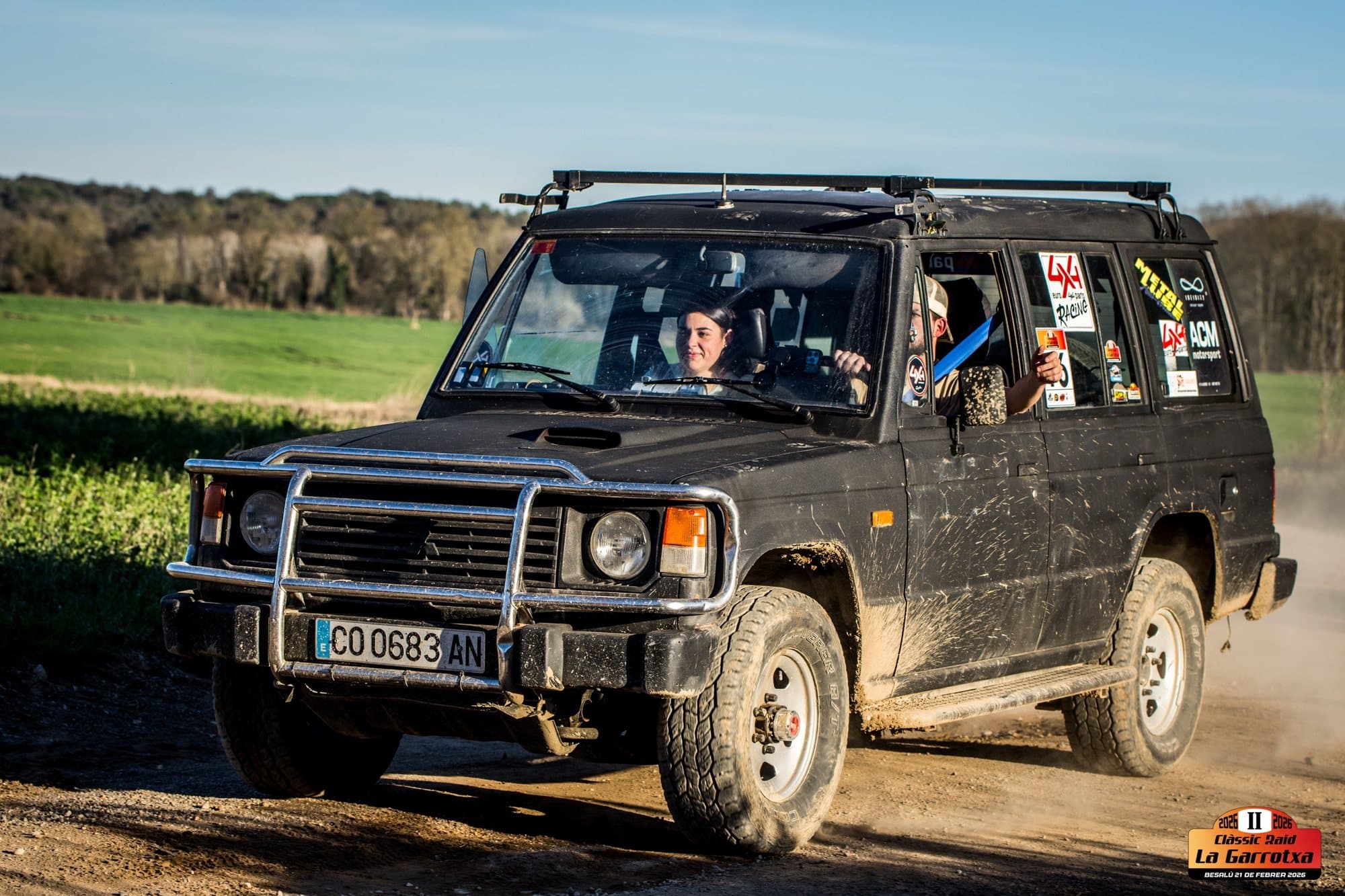 El Mitsubishi Pajero MK1 de batalla larga de ACM Motorsport en tramo de tierra