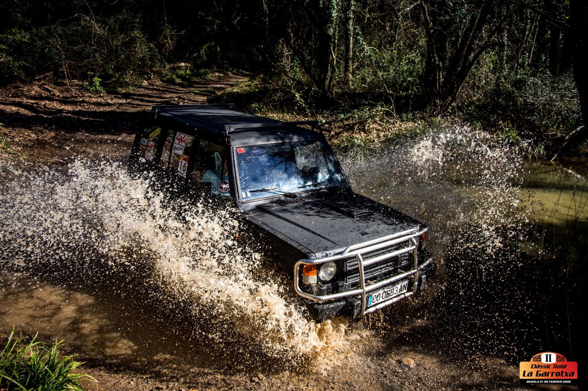 El Pajero de 1989 cruzando un vado en el Clàssic Raid La Garrotxa