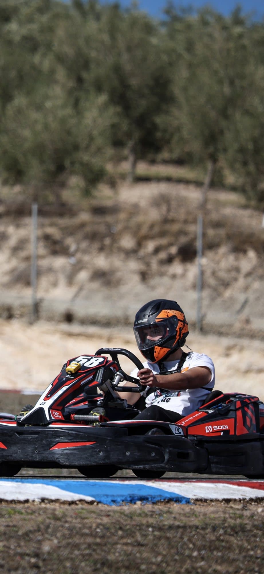 Andrés en karting con el número 58