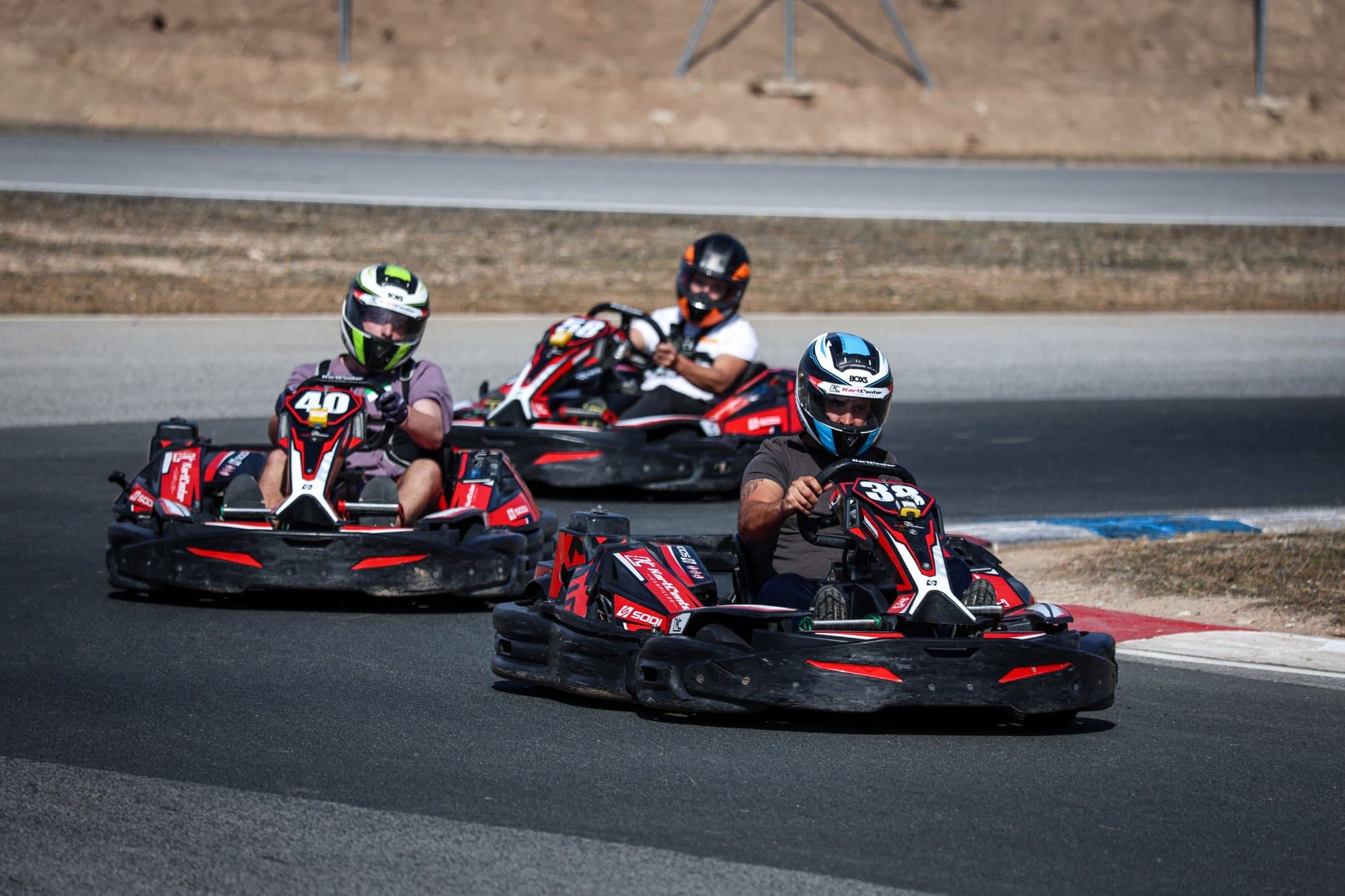 Varios karts en una curva
