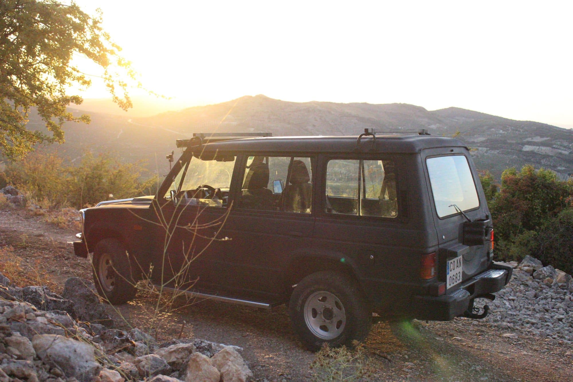 El Pajero al atardecer sobre un valle de olivos