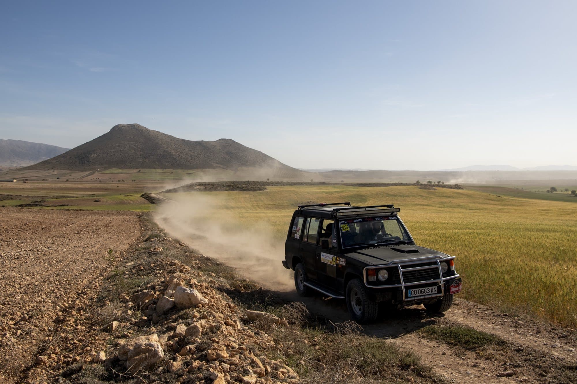El Mitsubishi Pajero levantando polvo en una pista entre campos de cereal