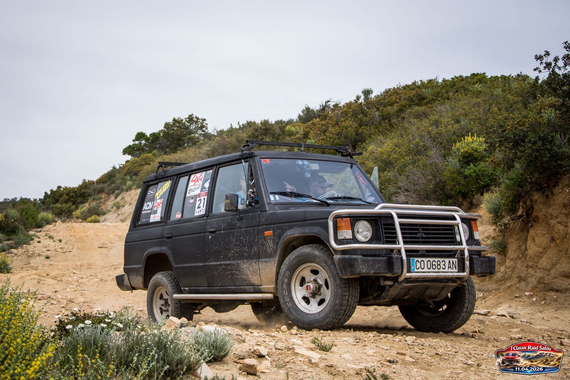 El Pajero con el dorsal 21 en una pista de piedra