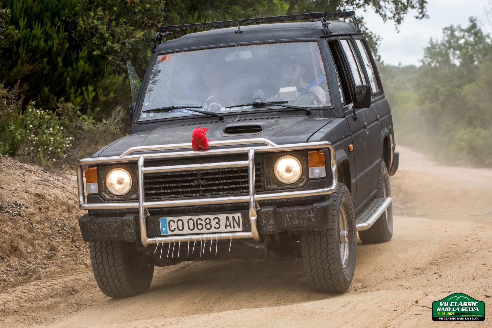 El Pajero con los faros encendidos en La Selva