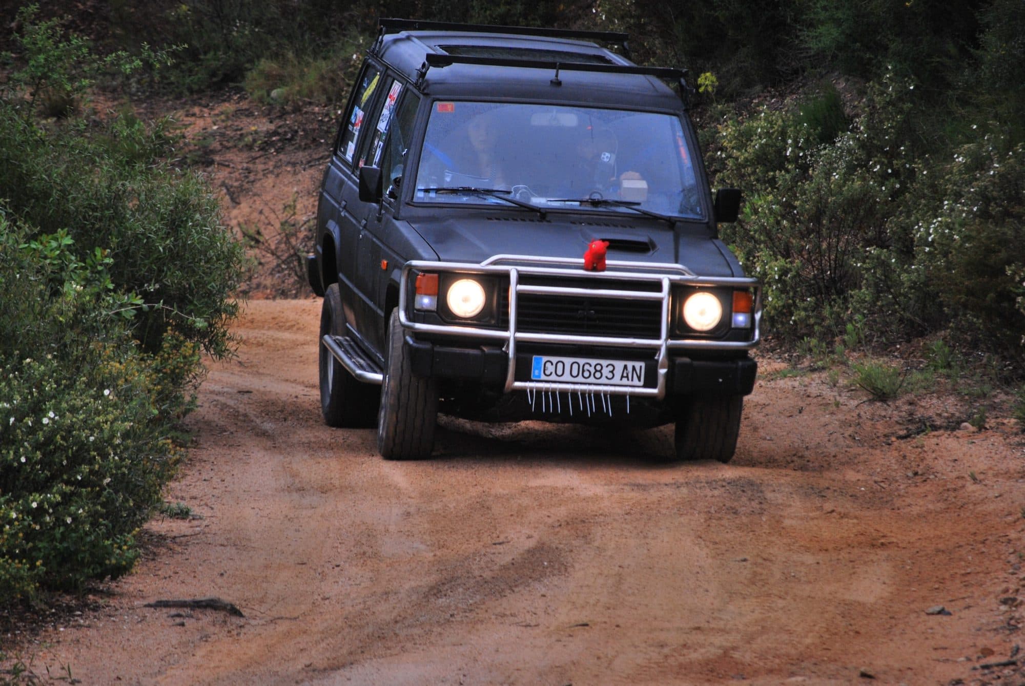 El Pajero bajando por una pista de tierra roja