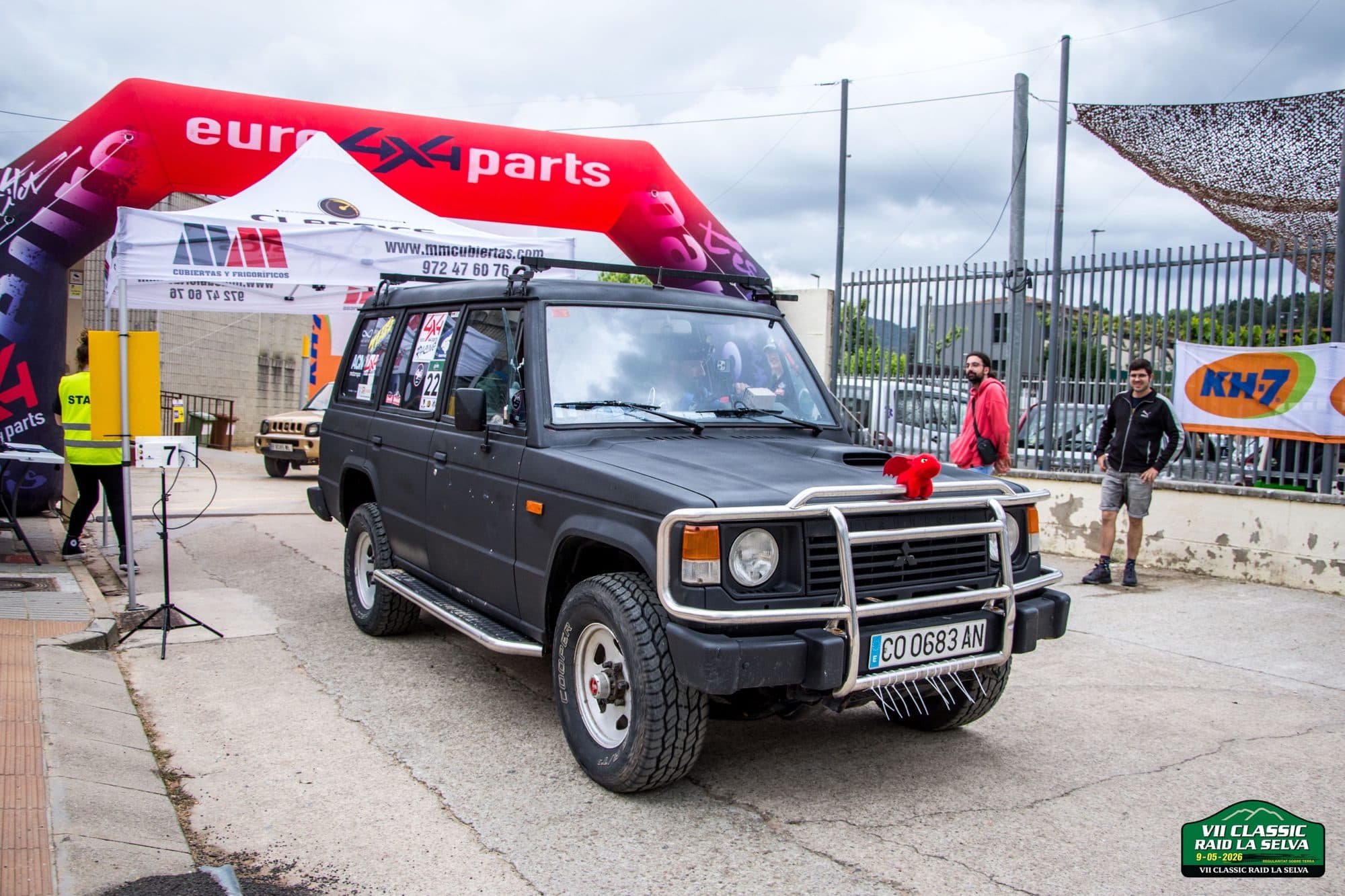 Salida bajo el arco de Euro4x4parts en Arbúcies