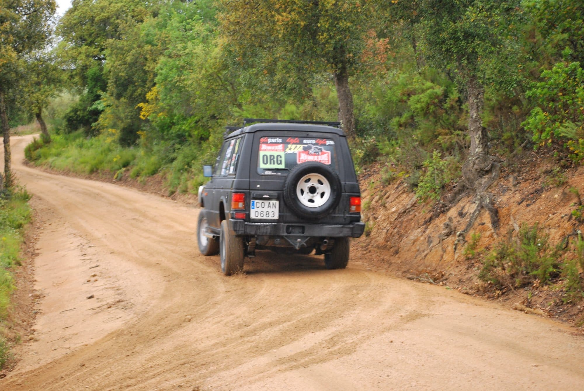 El Pajero tomando una curva en el bosque