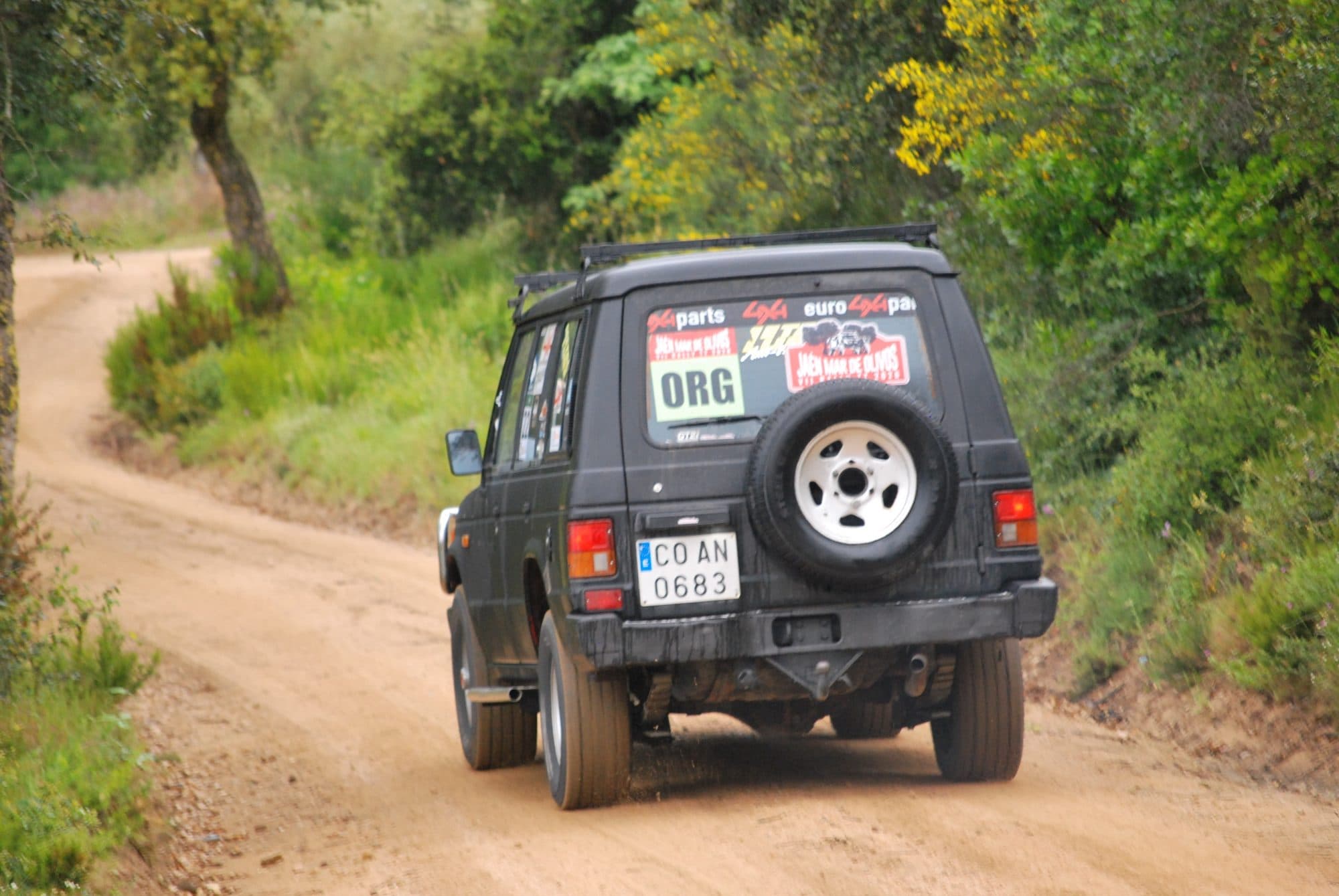 El Pajero visto desde atrás en la pista
