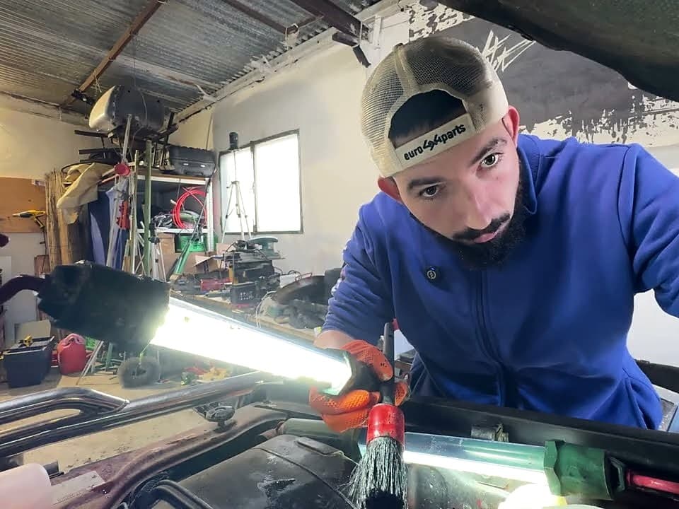Andrés trabajando en el motor del Pajero antes de la ITV